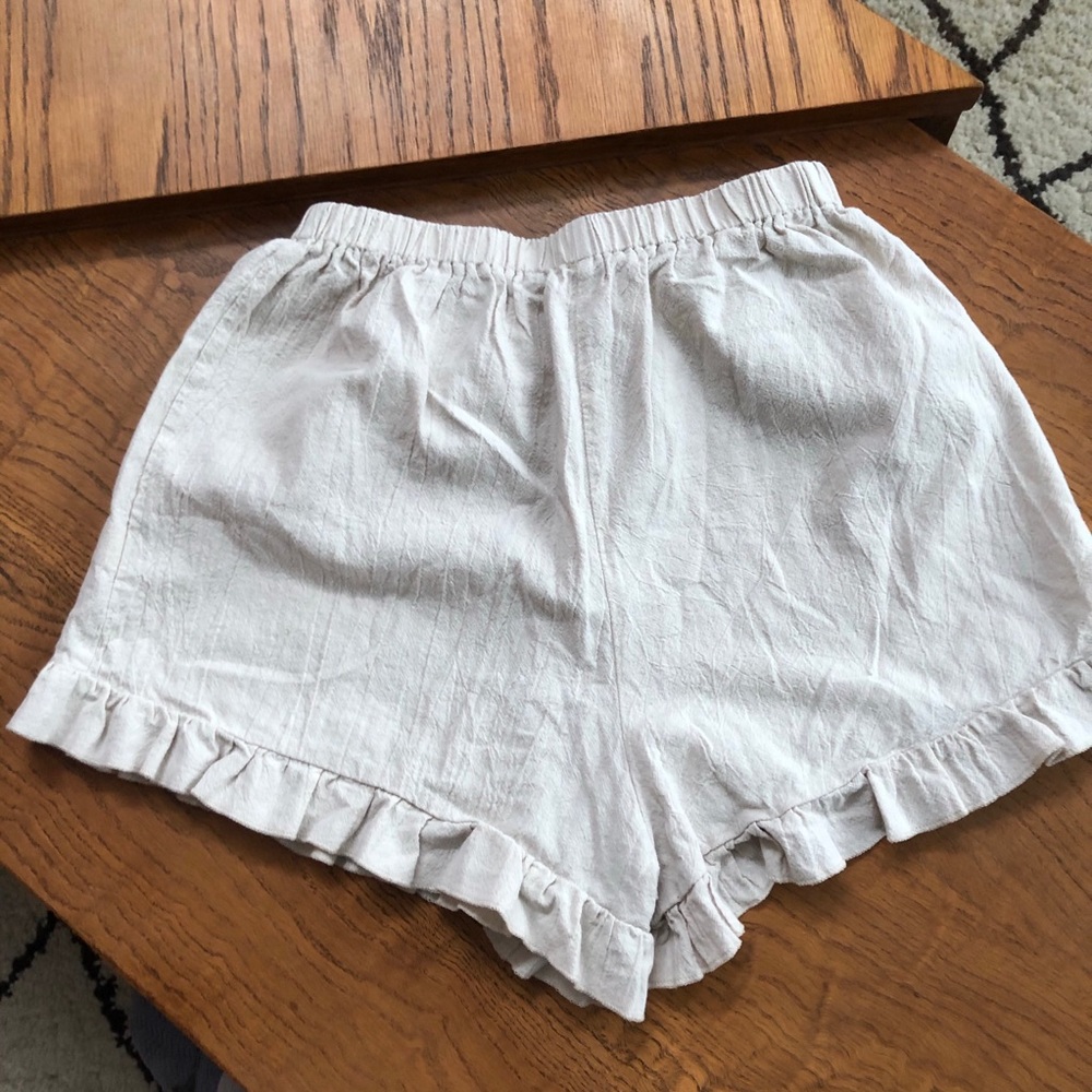 Cream Ruffle shorts - Picture 3 of 6